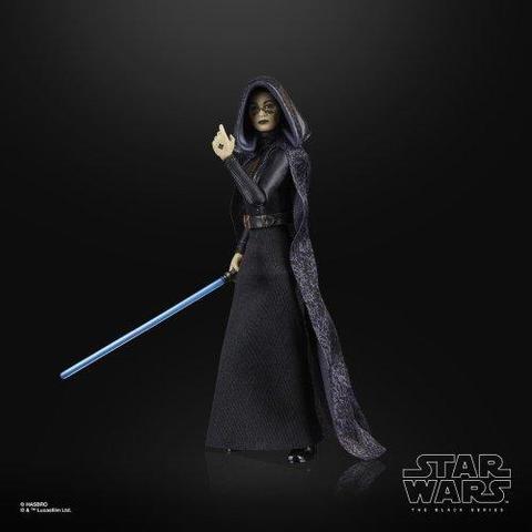 Photo de la #Figurine de Barriss Offee avec sa tenue sombre. On peut discerner ses tatouages sur son visage et sur sa main.
Elle a son sabre laser bleu dans sa main droite, il pointe vers sa droite vers le bas. Sa main gauche est proche de sa tête.
Ella a sa capuche et une cape.
Au bas de l'image, les mentions de copyright (Hasbro et Lucasfilm) et de l'autre côté, à droite, le logo de StarWars.