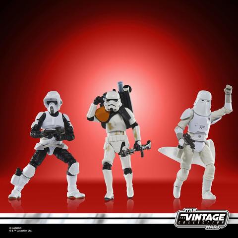 Sur un fond rouge, photo des trois figurines du pack. À gauche, une Scout Biker tenant son blaster au niveau de la taille.
Au centre un Sandtrooper avec son épaulette orange, on dirait qu'il écoute quelque chose dans son casque. Il porte son sac/équipement dans son dos, ainsi que son fusil blaster de la main gauche.
À droite, il y a un Snowtrooper qui fait signe de s'arrêter en levant le poing gauche. Il a sa jupette et il tient sont blaster de la main droite.
Le bas de l'image comporte le logo Star Wars The Vintage Collection
Ainsi que, plus bas, les mentions de copyright.