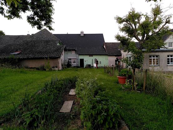 Ein alter Hof mit großem Garten.