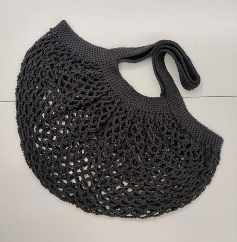 Bolsa de malla gris grafito tejida a ganchillo. Es como medio círculo de malla cosido a dos asas :)