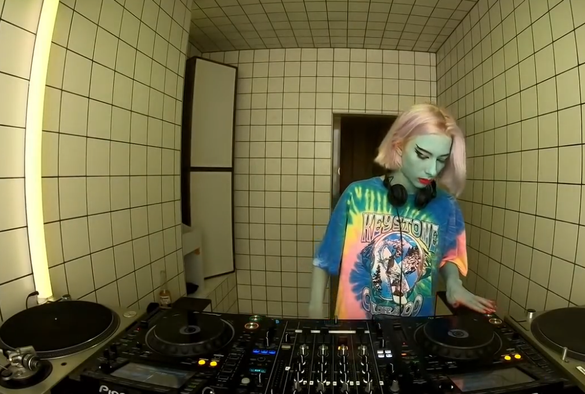 Dana Montana / September 27 / 4pm-5pm (Youtube)
