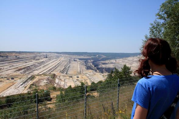 Fee von hinten, Wind im Haar, Blick Richtung Tagebau.