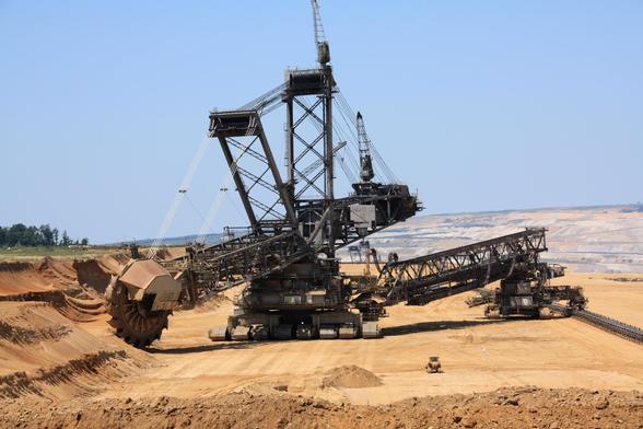 Ein Schaufelradbagger. Das Bild weckt Mad-Max-Assoziationen.