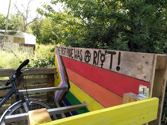 Das bunt bemalte Zelt der Mahnwache Lützerath.