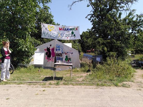 Eine auf eine Europalette gemalte Pride-Flagge.