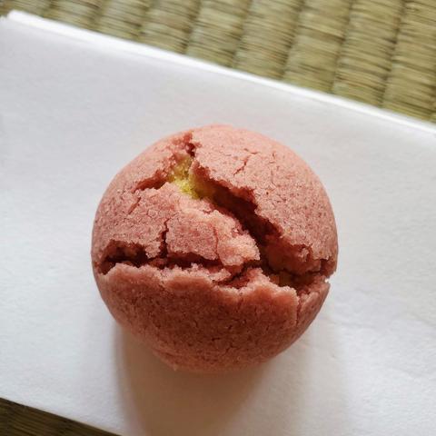 'Spring thunder' or 'first thunder' is a traditional sweet found in springtime, known for its distinctive cracked surface.