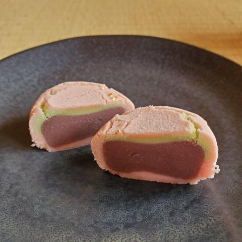 'Spring thunder' or 'first thunder' is a traditional sweet found in springtime, known for its distinctive cracked surface.