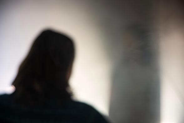 Two actors performing a theatre peace on stage in a smoky atmosphere.