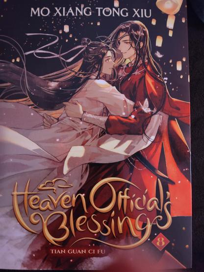 Cover, Xie Lian wirft sich in Hua Chengs Arme im Hintergrund schwebende Laternen vom Lichterfest