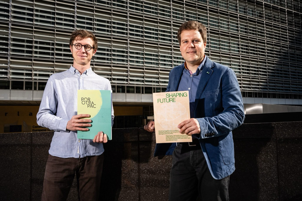 🇪🇺 #GAP Woche 13 Juni 2025 mit #GoodFoodGoodFarming.org Netzwerk in Brüssel, um unsere Forderungen für die nächste GAP-Reform vorzustellen. 97 Organisationen aus ganz Europa unterstützen unser gemeinsames Positionspapier "Towards a Just, Resilient & Future-Fit CAP", welches wir an Mitglieder der Europäischen Kommission und des Europäischen Parlaments übergeben haben.  💰❌ „Wir können nicht zulassen, dass die nächste GAP weiterhin öffentliche Gelder an industrielle multinationale Konzerne fließen lässt, während kleinere, vielfältige Betriebe verschwinden und unsere Umwelt zusammenbricht”, sagt Henrik Maaß, AbL-Referent für europäische Agrarpolitik und Co-Koordinator der Verbändeplattform. „Die Krisen, mit denen wir konfrontiert sind, sind sozialer, wirtschaftlicher und ökologischer Natur. Wir brauchen einen ganzheitlichen politischen Ansatz, der diese miteinander verbundenen Probleme gemeinsam angeht.” 🤝  Zum Positionspapier: https://goodfoodgoodfarming.eu/wp-content/uploads/2025/06/Paper_GFGF_25.pdf  Fotos : Kristof Vadino  #GAP #CAP #Agrarpolitik #Landwirtschaft #Brüssel #EU #Europa #bäuerlich #JederHofzählt