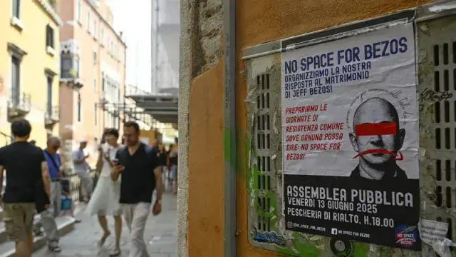 Une affiche dans une rue de Venise, disant : « Organisons notre réponse au mariage de Jeff Bezos. Nous préparons des journées de résistance communautaire pour donner à chacun la chance de dire : pas de place pour les Bezos.
