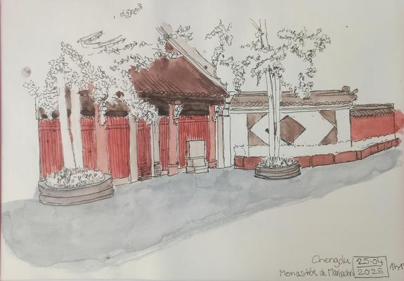 L'entrée fermée d'un temple chinois avec son enceinte en rouge terracotta. 2 arbres en silhouette au premier plan
The entrance door to a temps in Chengu and adjacent enclosure mainly in red. 2 sketched trees stand in the foreground.