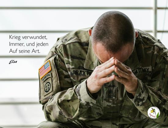 US-Soldat sitzt vor einer Wand, nach vorne gebeugt und mit gefalteten Händen vor dem Gesicht. Dazu der Text: "Krieg verletzt, immer, und jeden auf seine Art." 