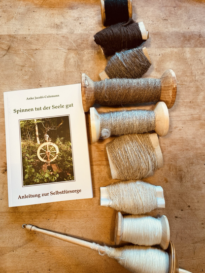 9xSingle Yarns aus Wolle verschiedener Schafsrassen, Buch „Spinnen tut der Seele gut“