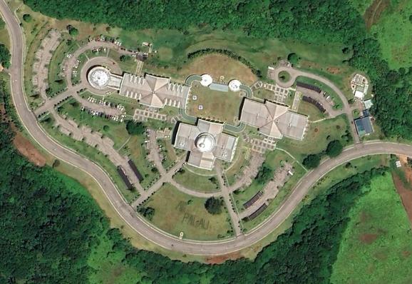 Vista aérea de Ngerulmud, donde apenas hay tres edificios grandes y los caminos que llevan directamente a ellos.