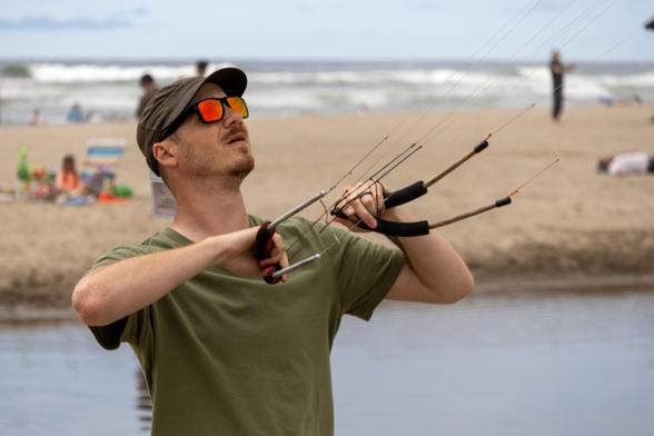 Spencer Watson fling two sport kites at once
