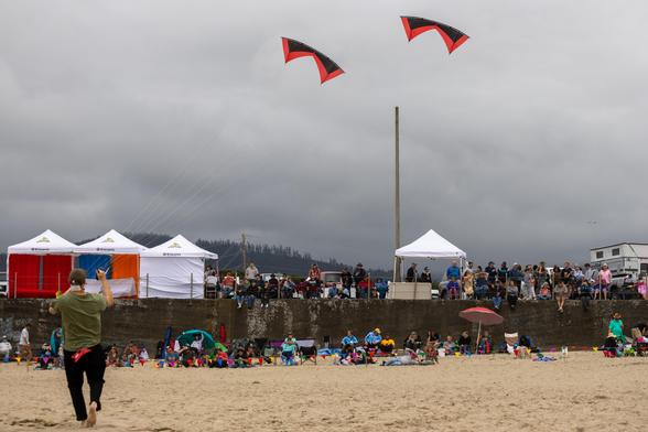 Spencer Watson fling two sport kites at once
