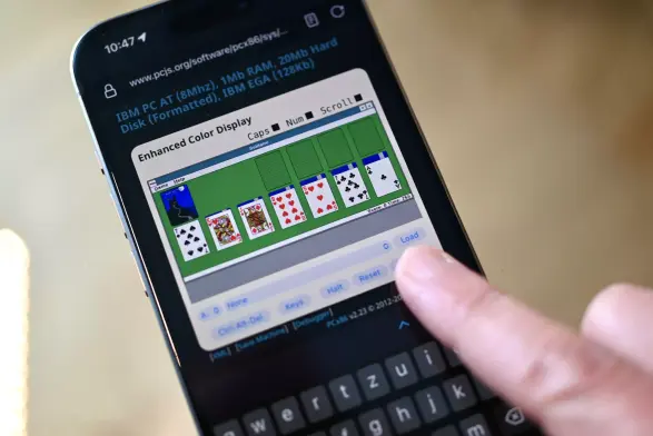 Solitär in Windows 3.0, ausgeführt per Emulator am iPhone.