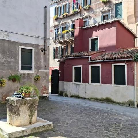 Buongiorno. Pietro und Angelo wollen für ihre neue Wohnung keine Gardinen. Da kann ich mir den Mund fusselig reden. So richtig schwere Stores mit Borte - das wäre doch was. Saluti, Mafalda Cinquetti aus #Venedig
