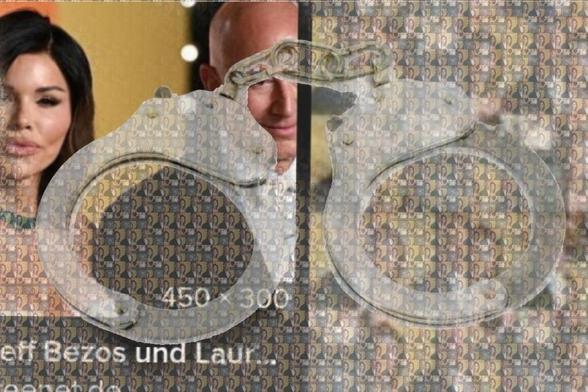 Vordergrund: Handschellen, groß im Bild. Links, halbe Bildfläche: Jeff Bezos der Viertelvorzwölfte, König des Überwachungsstaates Amazonien, mit seiner zukünftigen MAGA-Style-Gemahlin, eine optische Leihgabe von König Trump, leider verunstaltet durch viele Gesichtsoperationen. So sad. Hintergrund: ein Muster aus vielen kleinen transparenten Bildwiederholungen.