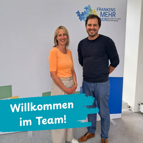 Zwei Personen, die in die Kamera schauen und lächeln. Links steht Iris Reichel, Integrationslotsin der Caritas. Rechts von ihr steht Nikolai Warth. Er ist der neue Integrationslotse der Diakonie.