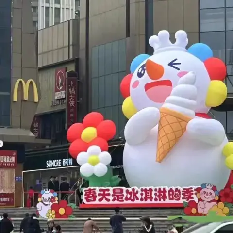 Giant inflatable Mixue Snow King