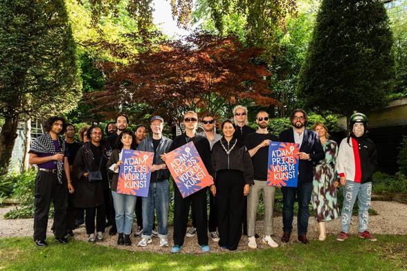 Genomineerden van de Amsterdamprijs in de tuin van de ambtswoning van de burgemeester. Vlnr: Metro54, Ivna Esajas, Safae el Khannoussi, Camiel Fortgens, cultuurwethouder Touria Meliani, Hang Youth, juryvoorzitter Ahmet Polat, Hans de Tweede en AFK-voorzitter Laurien Saraber. Sakir Khader kon niet bij de uitreiking aanwezig zijn. Foto: Koosje Koolbergen