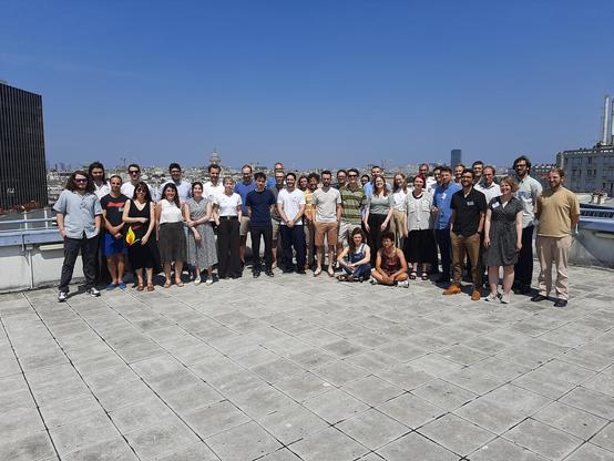 Gruppenbild in Paris vor einem wolkenfreien Himmel