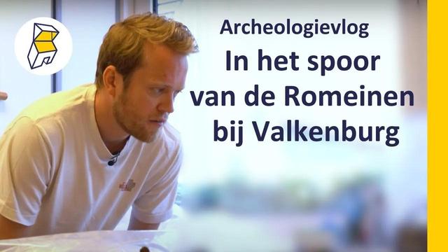 Still uit de vlog met presentator kijkend naar vondst