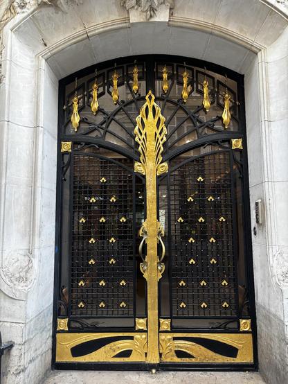 Bad taste and gold on the doors , louvre-rivoli, Paris 
