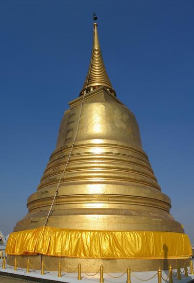 Die Stupa auf dem Phukao Thong in Bangkok ist über und über mit kleinen vergoldeten Glasplättchen verkleidet. Imposanter Anblick!