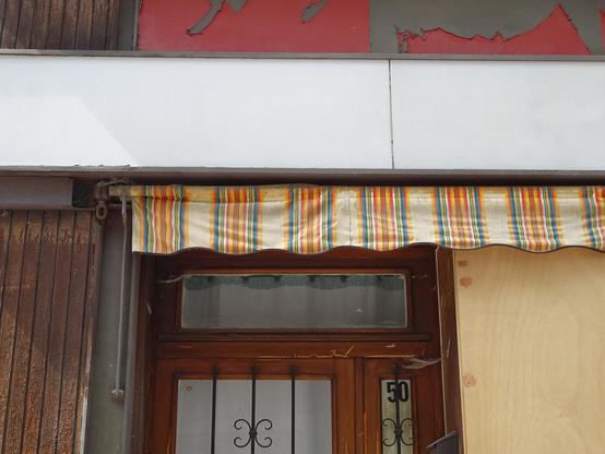 un ensemble de textures de porte, mur, auvent, enseigne, palissade au couleurs variées