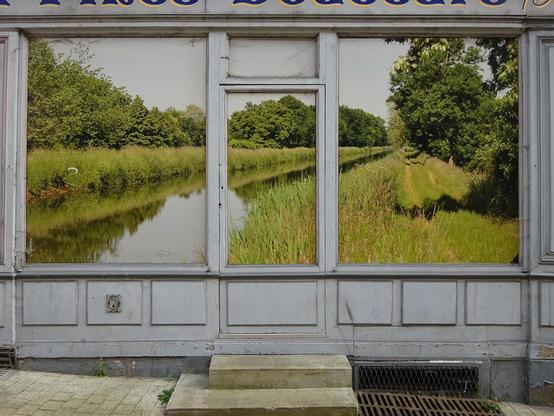 une vitrine recouverte d'un sticker géant qui représente une rivière et ses abords enherbés et arborés.