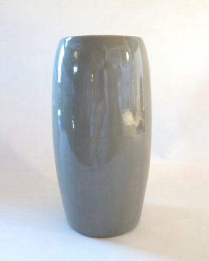 Schmale, mittelgroße Vase. Glasurfarbe: taupe