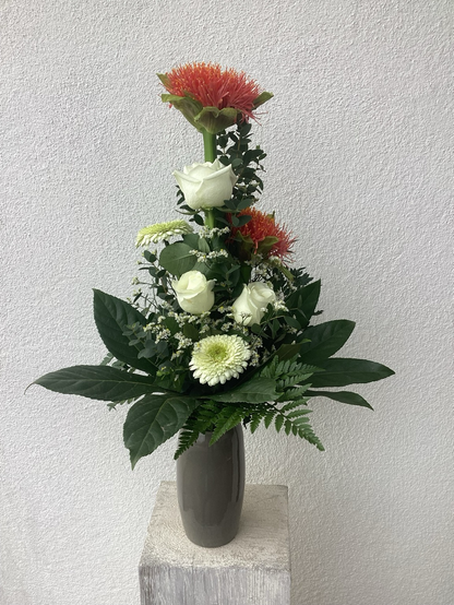 Diese Vase mit Blumenstrauß (3 weiße Rosen, 2 weiße Gerbera, 2 orange Blüten und Blätter)