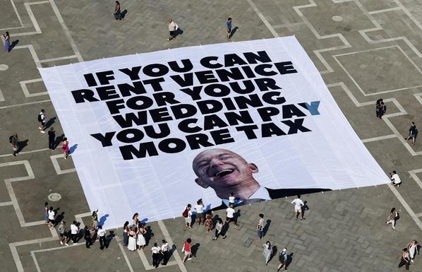 Une bannière sur la place Saint-Marc déroulée par Greenpeace Italia et Everyone Hates Elon.