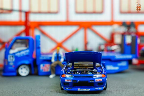 A front side of Nissan Skyline GT-R R32, JTC 1990 on Calsonic livery in 1:64 scale with 1:64 figure on AREA 164