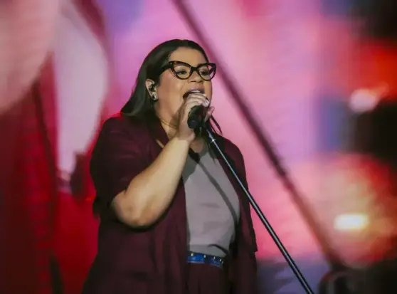 Midian Lima lança o medley “Corinhos de Fogo”, com releituras pentecostais poderosas em seu novo DVD ao vivo. Foto: Divulgação.