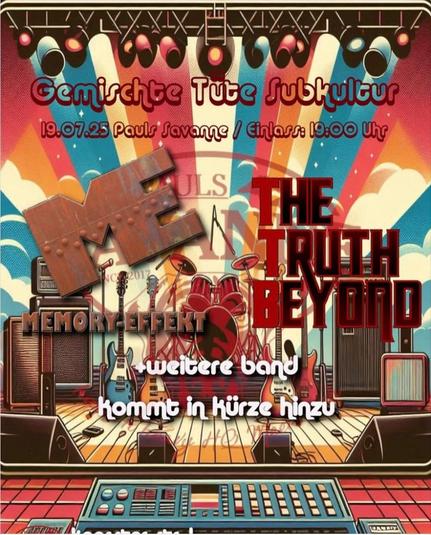 Eine bunte Bühne, denn sie wird angestrahlt mit bunten Scheinwerfern. Zu sehen sind die beiden Logos der Bands Memory-Effekt und The Truth Beyond, im Hintergrund Musikinstrumente, die darauf warten, gespielt zu werden.
Ganz vorne ein Mischpult, das wartet, genutzt zu werden
