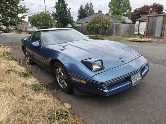 Blue Corvette C4 with one headlight popped