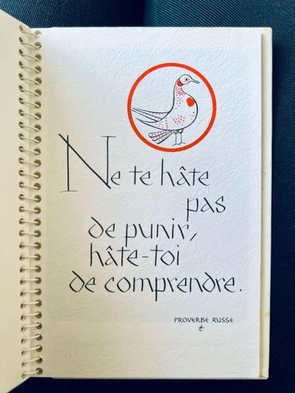 Un proverbe russe sur une page d’un livre 