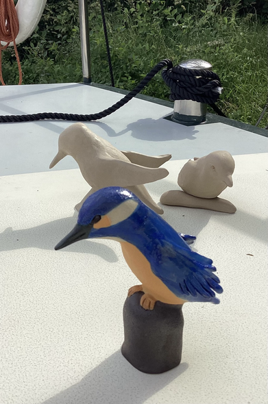 2 Vogerl noch ungebrannt und ein fertiger Eisvogel