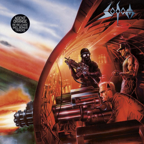 Sodom - Agent Orange. La pochette est un dessin ou l'on voit un avion ou un hélicoptère au dessus du vietnam avec un militaire en train de tirer avec une gatling. Derrière lui on voit la mascotte du groupe (Knarrenheinz) avec un fusil mitrailleur. 