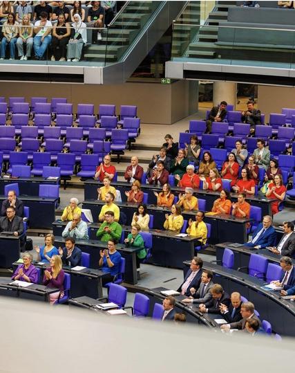 Die Fraktion der Grünen im Bundestag bildet mit ihren Kleidungsstücken einen Regenbogen. 