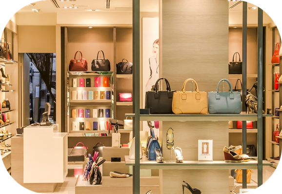 Une boutique de luxe, avec des sacs à main.
Un negozio di lusso, con borse.