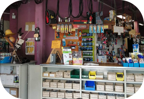 Une quincaillerie.
Un negozio di ferramenta.