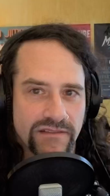 Das Video zeigt eine Person mit langen, dunklen Haaren und einem Bart, die in einem Raum mit einer Wand voller Plakate vor einem Mikrofon spricht (Malik). Sie trägt große Kopfhörer und scheint in eine Aufnahme oder ein Live-Stream-Szenario zu verwickelt zu sein. Der Hintergrund zeigt verschiedene Plakate, darunter eines mit der Aufschrift "JIMMIE SHOW" und ein anderes mit "MELD". Texte in deutscher Sprache erscheinen auf dem Bild und scheinen den Inhalt der Rede zu ergänzen. Der Text beginnt mi…
