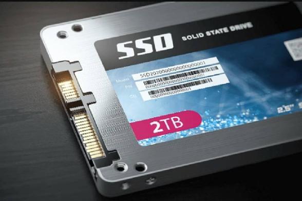 gros plan d’un SSD NVMe posé sur carte mère, éclairage RGB soulignant la vitesse et la modernité du stockage.