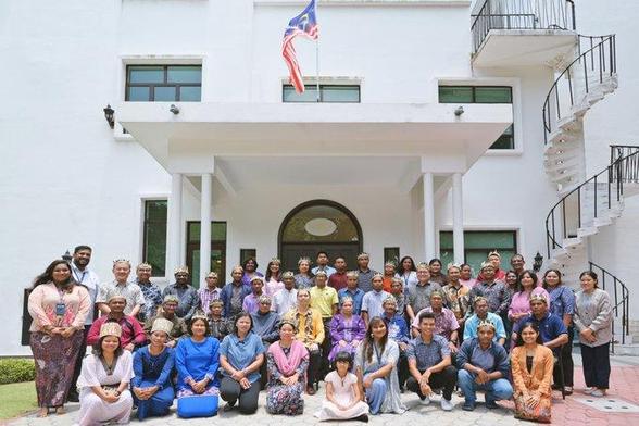 @BahaiNews

Una conferencia histórica reúne a los Orang Asli - jefes tradicionales - para rediseñar el liderazgo a través del servicio y la capacitación de las comunidades para guiar su propio desarrollo. 

https://news.bahai.org/story/1805