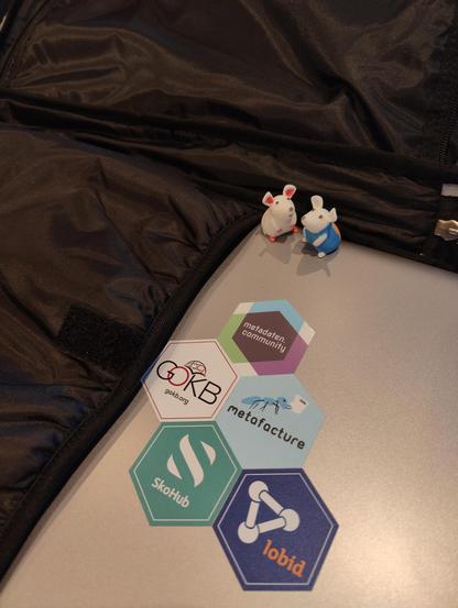 Zwei Mäuse auf einem Laptop in einer Reisetasche.